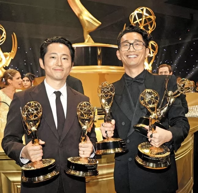 Director Lee Sung-jin (right), who won the Best Picture and Best Director awards at the American Emmy Awards ceremony on the 14th (local time), with Steven Yeun, who received the Best Actor award.