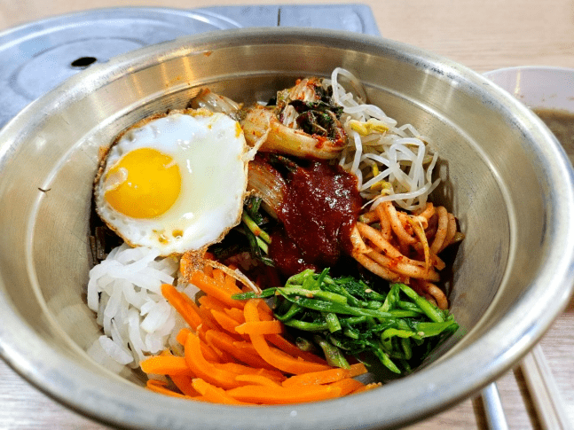 I scooped three ladles of rice into the bowl and added plenty of vegetables and side dishes, yet it filled only a third of the bowl. Any Korean could look at the colors and guess how it tastes.