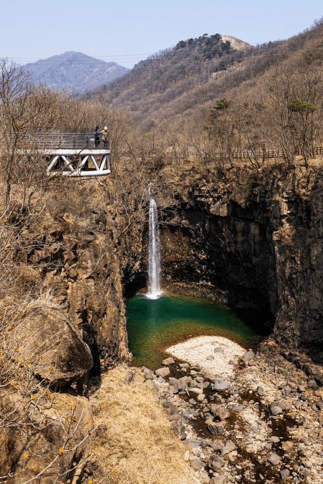 Jaein Falls, one of the Nine Scenic Views of Yeoncheon. It can be viewed not only from the observation deck (at the 9 o'clock direction) but also from a suspension bridge and a trail that leads through the gorge. The photo is of Jaein Falls as seen from the suspension bridge.