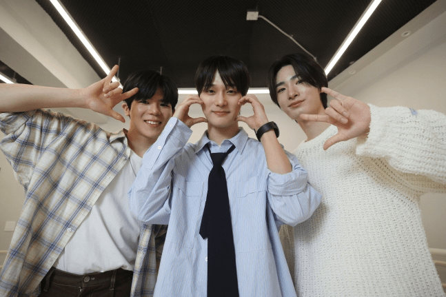 On April 16th, at Parasta Entertainment in Nonhyeon-dong, Gangnam-gu, Seoul, the members of South Korea's first deaf idol group 'Big Ocean' (from left) Lee Chan-yeon, Park Hyun-jin, and Kim Ji-seok, had an interview with us. The members expressed "I love you" in sign language.