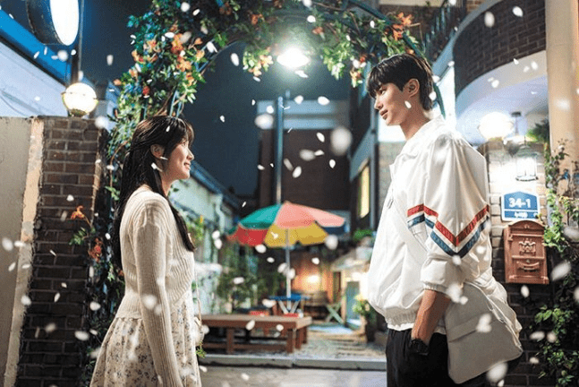 Sol (left, Kim Hye-yoon) and Seonjae (Byeon Woo-seok) from 'Lovely Runner'. They reveal their affection for each other, transcending past and present. Seonjae's popularity is so high that overseas fans have even displayed videos of Byeon Woo-seok on New York's Times Square billboard.